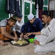 Vliv Arábie je ve škole poznat i při společném obědě. V arabské kultuře, zejména v oblasti Perského zálivu, je běžné jíst společně z jednoho velkého talíře, ale v Indonésii to obvyklé není.