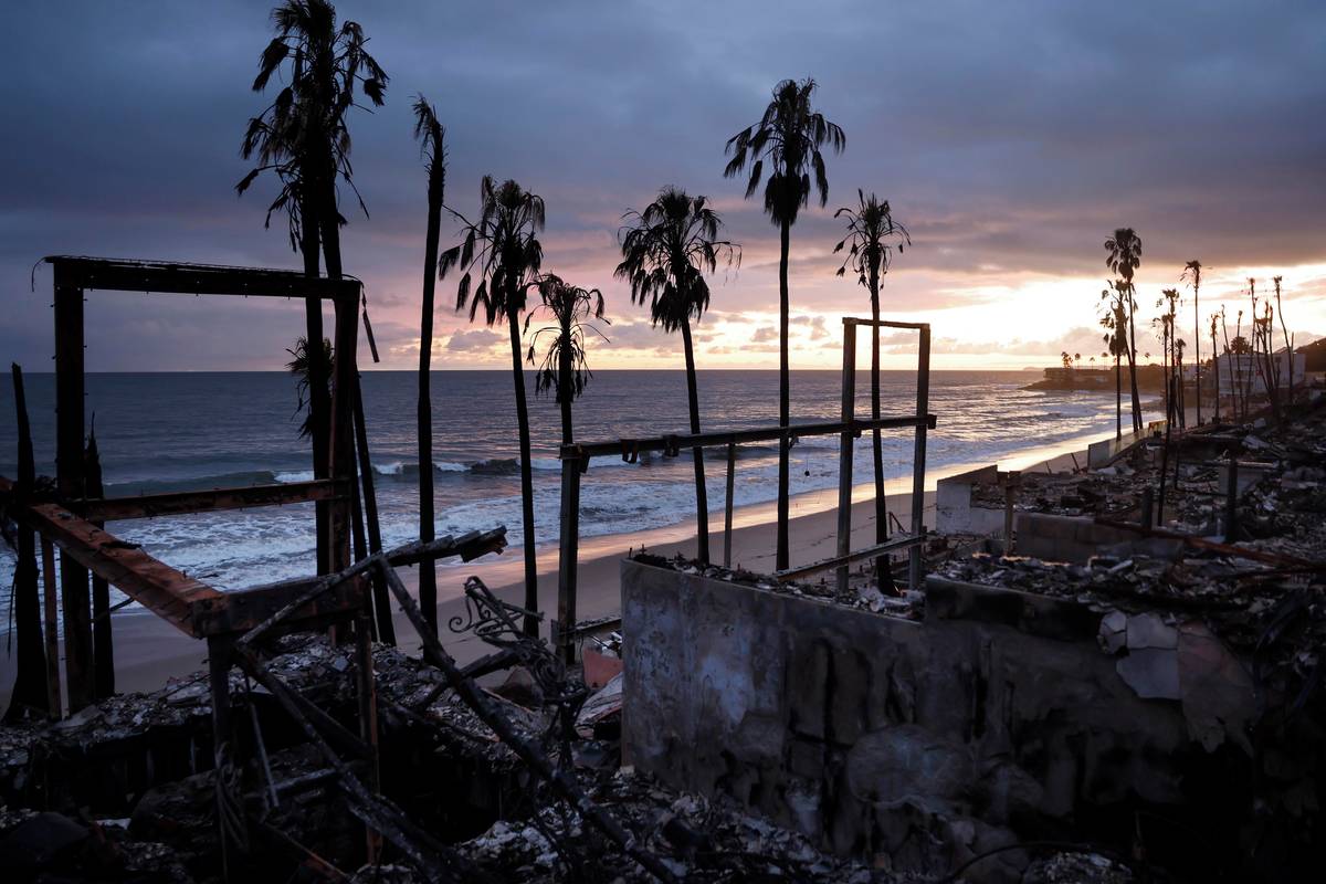 Los Angeles se stále vzpamatovává z ničivých požárů, které přímořskou aglomeraci zasáhly začátkem ledna. Zemřelo při nich 28 lidí, plameny zničily či poškodily na 16 tisíc objektů. (Slunce zapadá za pozemky na pláži zničené požárem Palisades podél Tichého oceánu, 6. března v Malibu.)