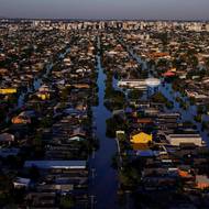 Kategorie Příběh roku: Amanda M. Perobelli (Reuters). 

Zmíněné rekordní záplavy v brazilském státě Rio Grande do Sul poškodily rozsáhlé oblasti. (Zaplavené ulice v Canoas, jednom z nejvíce postižených měst v brazilském Rio Grande do Sul. 6. května 2024.)