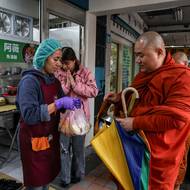 Barmu v neděli zasáhl v oblasti města Mandalaje následný otřes o síle 5,1. Poblíž bylo také epicentrum pátečního silného zemětřesení, které mělo sílu 7,7. (Lidé nabízejí jídlo buddhistickým mnichům v komunitním centru v Myanmaru, 31. března.)