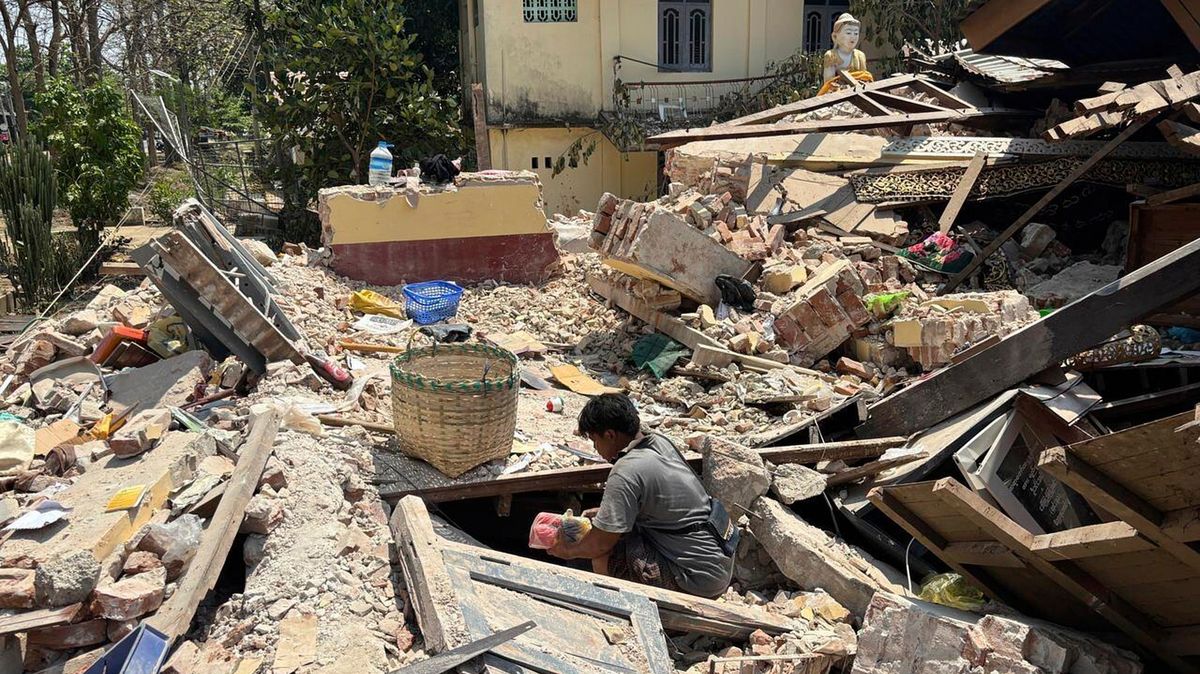Zřícená školka, matka pod troskami. Příběhy smrtonosného zemětřesení v Myanmaru