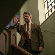 Rubens Paiva, láskyplný otec rodiny v brazilském filmu Navždy s vámi (2024).