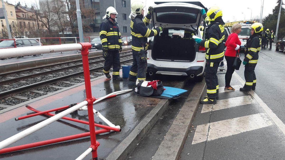 Auto najelo v Praze v dešti na zastávku tramvaje, zraněni jsou čtyři lidé
