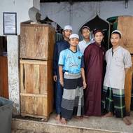 Osobní věci mají studenti v malých skříňkách. Uchazeči o studium nemusejí dělat přijímačky, jen test znalostí, aby učitelé věděli, kam je zařadit. Do internátní školy přicházejí ve dvanácti letech a studium trvá šest let.