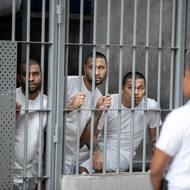 Noemová si prohlédla část věznice, kde jsou zadržováni někteří Venezuelané podezřelí z členství ve zločineckém gangu. Během její návštěvy trestanci poklidně sledovali, co se děje. Jakmile odešla z budovy, začali skandovat z dálky nesrozumitelná hesla, napsala americká stanice CNN.