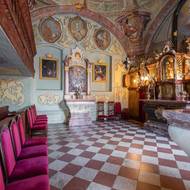 Háčkem prodeje je nejasné vlastnictví několika parcel uvnitř parku. Dle katastru nemovitostí jsou napsány na jiné osoby. Úřad pro zastupování státu ve věcech majetkových (ÚZSVM) se ani nepokusil pozemky soukromníků scelit se svými. Podle vedení k tomu úřad nemá oprávnění.