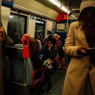 Anu Mariu v devíti letech odvlekli z Angoly do Portugalska. Místo slíbeného vzdělání ale přes 40 let pracovala v domácnostech jiných lidí.

(Ana Maria dojíždí do práce. Rio de Mouro, Portugalsko, 9. ledna 2024.)