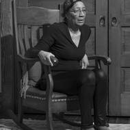 Kategorie Jednotlivá fotografie: Philip Montgomery pro The New York Times Magazine.

Tento snímek zachycuje neklid v den prezidentských voleb v USA. Constance Wynnová si právě stáhla Projekt 2025, devítisetstránkový dokument vydaný konzervativní nadací Heritage Foundation. Program obsahoval plán na radikální proměnu americké federální vlády a zrušení mnoha ochranných opatření v oblasti občanských práv a některé skupiny ho považovaly za politický program Donalda Trumpa, který to ale odmítl.

(Constance Wynnová sedí v obývacím pokoji svého domu v den prezidentských voleb.  Její předkové unikli před otroctvím do státu Pensylvánie. Vyfoceno 5. llistopadu v Luzerne County, Pensylvánie.)