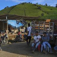Na prašných cestách vedoucích do údolí zastavují povstalci s puškami - někteří v maskáčích, jiní v civilu - každou motorku, auto nebo náklaďák, který se sem snaží vjet. Muži na kontrolních stanovištích požadují předložení průkazu totožnosti vydaného povstalci, který se musí každý rok obnovovat a slouží také jako povolení ke vstupu.
