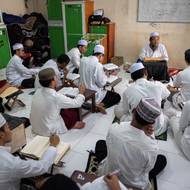 V internátní škole Al-Fatah se učí i studenti ze zahraničí. Do vyhlášené školy přijíždějí žáci z Kambodži, Vietnamu, Malajsie, Thajska, Číny nebo dokonce Egypta.