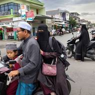 Skútry a motorky jsou v Temboru hlavním způsobem dopravy. Obyvatelé města se snaží žít dle pravidel zaznamenaných v 7. století v Arábii, ale používají většinu současných vymožeností, jako jsou moderní dopravní prostředky nebo mobilní telefony.