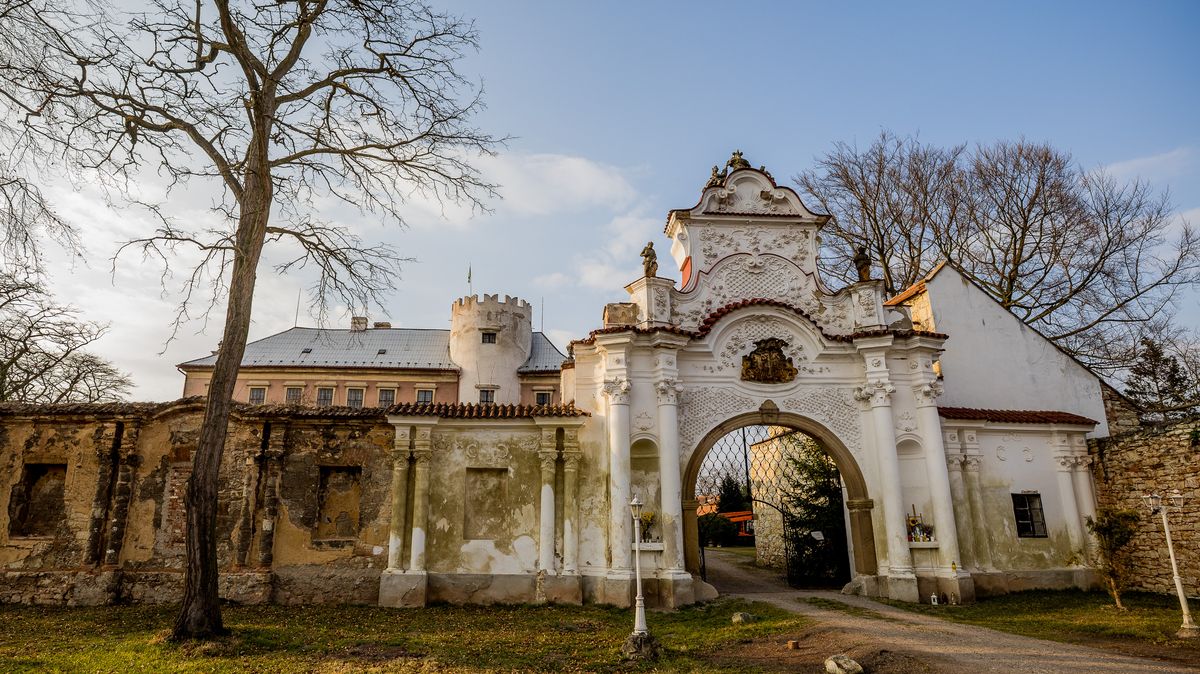 Soud vrátil seniorce zámek, který z ní vylákal obchodník se zlatem