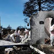 Dobrovolníci z organizace Samaritan's Purse pomáhají majiteli domu hledat důležité osobní věci v troskách domu, kde s manželkou žili přibližně 30 let. (Pacific Palisades, 15. března)