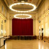 Novorenesanční budova má čtyři nadzemní a dvě podzemní podlaží. Nacházejí se v ní tři velké reprezentativní sály a čtyři společenské salonky, dále také prodejní i kancelářské prostory.