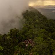 Migranti přicházejí do Las Banderas, místa na hranici mezi Kolumbií a Panamou. Darién, 3. srpna 2023.