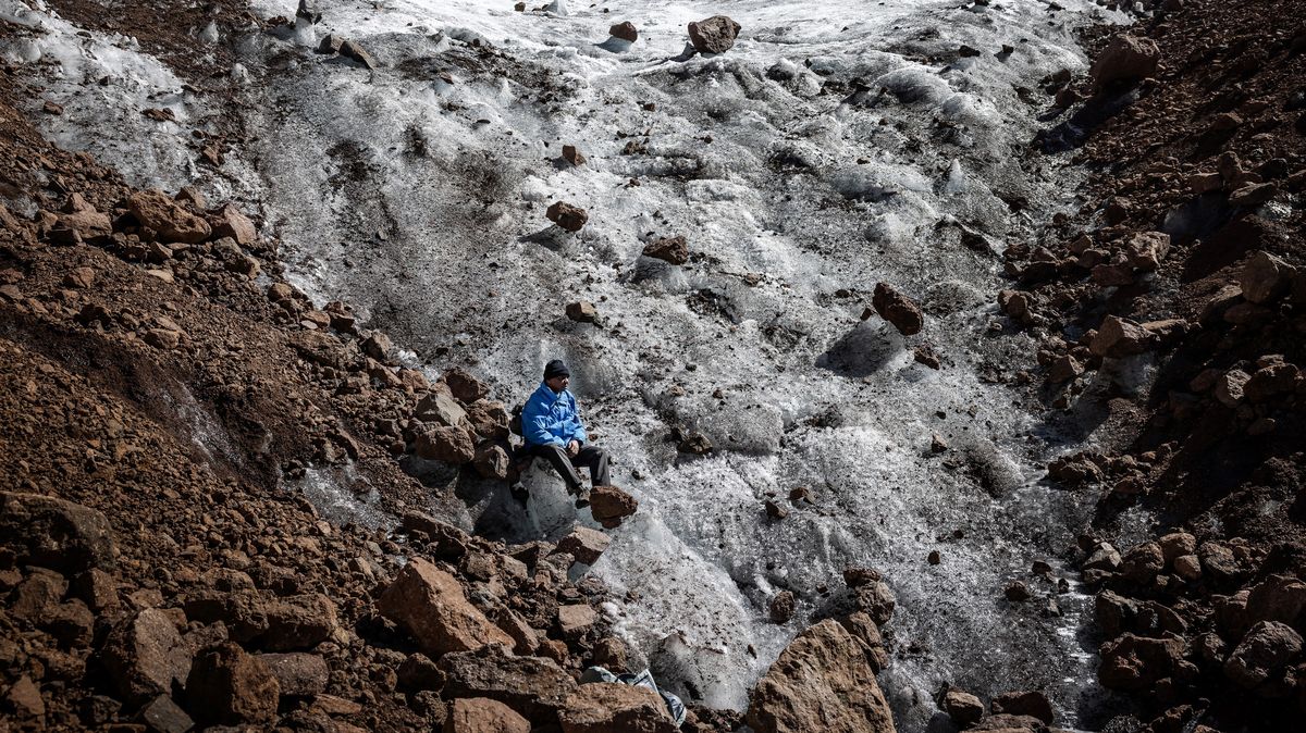Fotky: Mount Kenya se mění. Z krajiny plné sněhu a ledu na hnědou skálu
