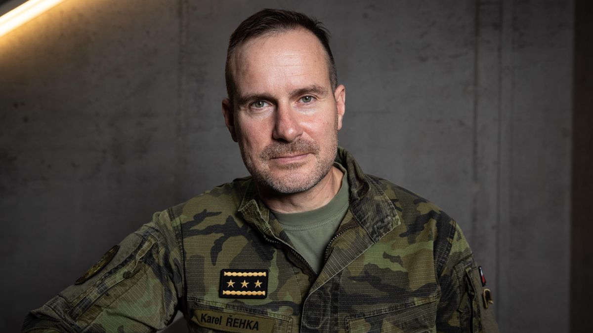 Prezident povýšil Řehku na armádního generála, šéfa BIS na generálporučíka