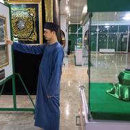 Průvodce v muzeu ukazuje na fotografii hrobu Prorokovy první manželky Chadídžy. Když se potkali, Chadídža byla již podruhé vdovou a dle většiny zdrojů byla o patnáct let starší než Mohamed.