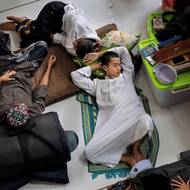 Studenti vstávají každý den v půl čtvrté ráno kvůli noční modlitbě zvané tahajjud. Dobrovolná modlitba vykonávaná před úsvitem je považovaná za velmi ctnostnou. První část vyučování končí v půl desáté a je čas na krátký spánek.