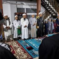 Syekh Ubaidillah Ahror, syn zakladatele školy Al- Fatah, pořádá ve svém sídle v Temboru slavnost pro návštěvníky z jižního Thajska.