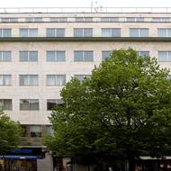 Nejprve sloužila pro potřeby italských pojišťoven a v části komplexu se nacházely byty. Po roce 1980 byla budova upravena k administrativním účelům.