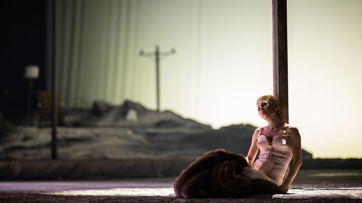 Manon Lescaut na poušti. V opeře využívá jedinou zbraň, kterou disponuje