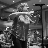 Connie Fortnerová promlouvá k členům Národní rady pro dopravu a bezpečnost (NTSB) po několika hodinách, během kterých představili závěry vyšetřování nehody. East Palestine, Ohio,  6. června 2024.