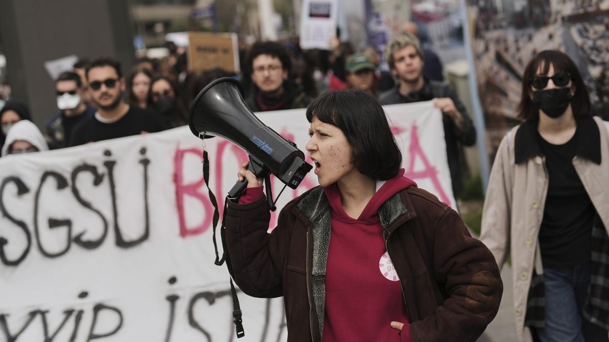 Od protestů k bojkotu. Turci mění taktiku, zaměřili se i na kavárny