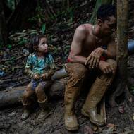 A ti, kterým se to povede, se ocitnou pouze na začátku další obtížné cesty přes střední Ameriku a Mexiko do Spojených států.

(Luis Miguel Arias (28) odpočívá se svou dcerou Melissou (4). Pocházejí z Venezuely, 23. září 2022.)
