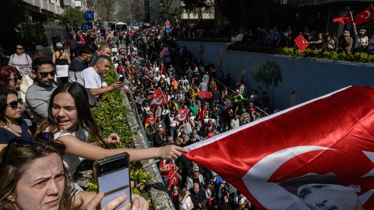 Statisíce lidí v ulicích Istanbulu demonstrují proti zadržení exstarosty
