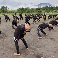 V minulosti studenti sedávali na zemi s nohama zkříženýma pod sebou a dlouhé hodiny se učili nazpaměť více než šest tisíc veršů koránu, studovali hadísy nebo islámské právo a měli problémy s kyčlemi a chůzí. Díky pravidelnému sportu se jejich zdraví výrazně zlepšilo.