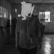 Alba (28) žila u rodičů a chystala se odcestovat do Spojených států na pracovní vízum, když ji bez důkazů a zatykače zatkla policie. Ve vězení ji týrali a mučili, sledovala, jak ostatní vězenkyně umírají a prožívají potraty. (San Salvador, Salvador, 28. června 2024.)