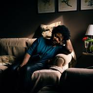 V 21 letech se jí podařilo dostat z násilnické rodiny, kde byla nucena pracovat. Pořídila si bydlení na předměstí Lisabonu.