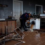 Podle týmu mezinárodních vědců k záplavám přispěly klimatické změny i jev El Niño. 

(João Engelmann v domě své dcery otevírá pračku plnou bahnité vody. Po třech dnech dešťů Engelmann a jeho žena uprchli ze svého domu. Eldorado do Sul, stát Rio Grande do Sul, Brazílie, 10. května 2024.)