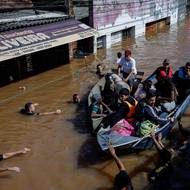 Podle vlády se jedná o největší klimatickou katastrofu v historii státu, která postihla 2,39 milionu obyvatel a způsobila velké lidské a ekonomické ztráty. 

(Dobrovolníci na vlastních člunech zachraňují lidi uvězněné stoupající vodou. Canoas, Brazílie, 5. května 2024.) 