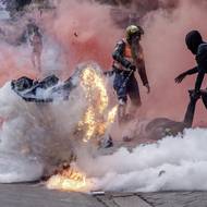 Ačkoli prezident William Ruto návrh zákona stáhl, protesty přetrvávají i v roce 2025. Živí je ekonomické potíže Keni, korupce, policejní brutalita a nedůvěra v politiky.

(Dva demonstranti pomáhají lidem, kteří jsou zasaženi slzným plynem před keňským parlamentem, Nairobi, Keňa, 25. června 2024.)