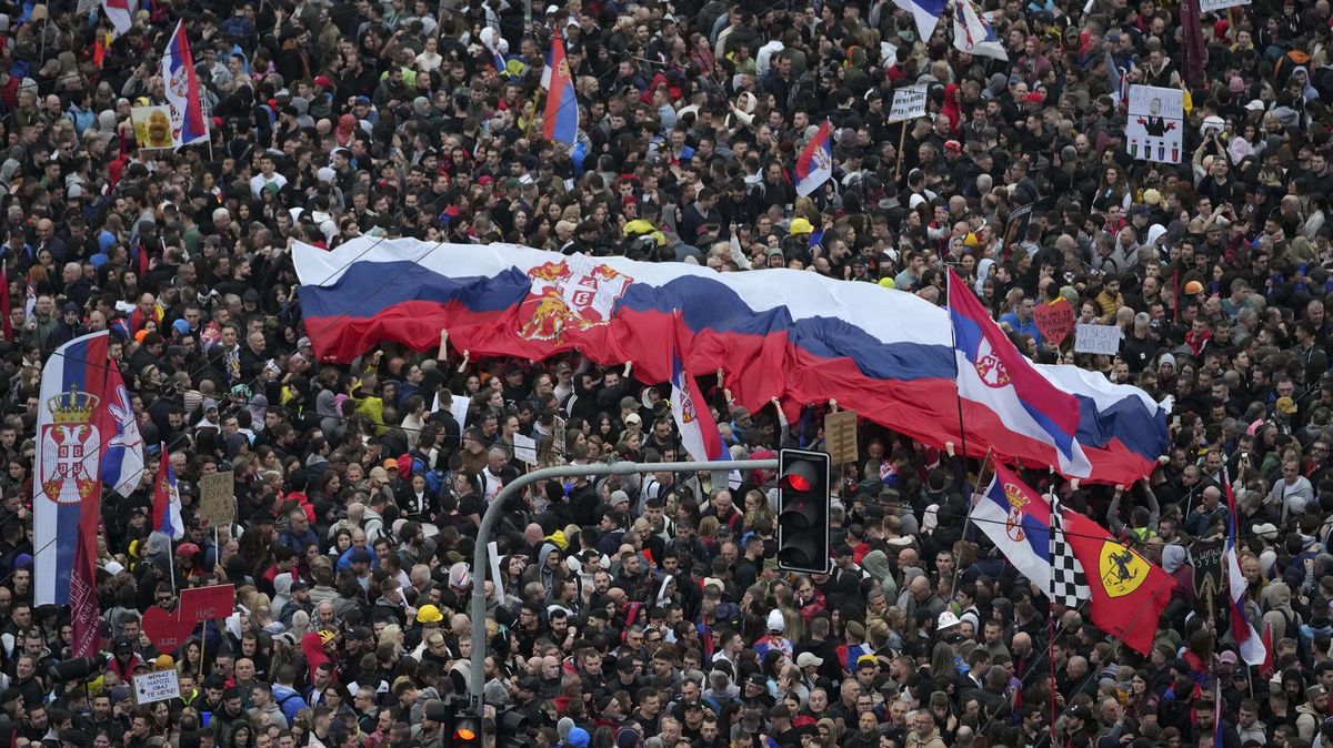 Fotky: Masivní demonstrace v Srbsku. Sto tisíc lidí protestuje proti korupci