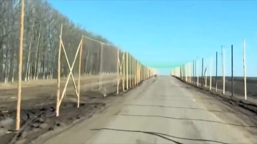 Video: Ukrajinská armáda instaluje na nejrizikovějších cestách záchytné sítě