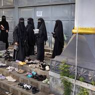 Dívky čekají před školou v Temboru na začátek vyučování. Během školní docházky jsou dívky povinny na veřejnosti nosit nikáb, ale po skončení školy se samy rozhodnou, jestli budou v jeho nošení pokračovat.