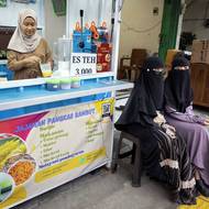 Podle lidskoprávní organizace Human Rights Watch oblékají v současnosti hidžáb tři čtvrtiny indonéských muslimek. Patří mezi ně i dívka, která připravuje ledový čaj ženám v nikábech na hlavní ulici v Temboru. V devadesátých letech 20. století nosilo hidžáb jen pět procent muslimek.