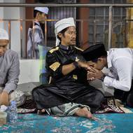 Hosté uctivě zdraví šejka, který je pozval do paláce na hostinu.