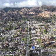 Úřady v Los Angeles podaly žalobu na elektrárenskou společnost Southern California Edison, protože podle nich od jejího zařízení v lednu vznikl požár v oblasti Altadeny. SCE oponuje, že pro to nejsou důkazy. (Altadena, 11. března.)