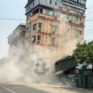 Epicentrum se nacházelo nedaleko Mandalaje, druhého největšího města Myanmaru, které má 1,6 milionu obyvatel.  (Na snímku se budova sesouvá k zemi, 28. března v Mandalaj.)