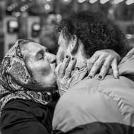 Desetiletí trvající marginalizace Kurdů způsobila, že v regionu je rozsáhlá nezaměstnanost, která mnohé z nich přivádí k tomuto povolání. 

(Dvaadvacetiletý Mohammad se loučí se svou matkou před cestou do Evropy za lepšími příležitostmi. Teherán, Írán, prosinec 2023.)