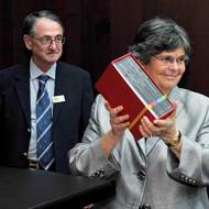 Ivan Lefkovits odevzdává sbírku pamětí tehdejší švýcarské spolkové prezidentce Ruth Dreifuss (foto z roku 2011).