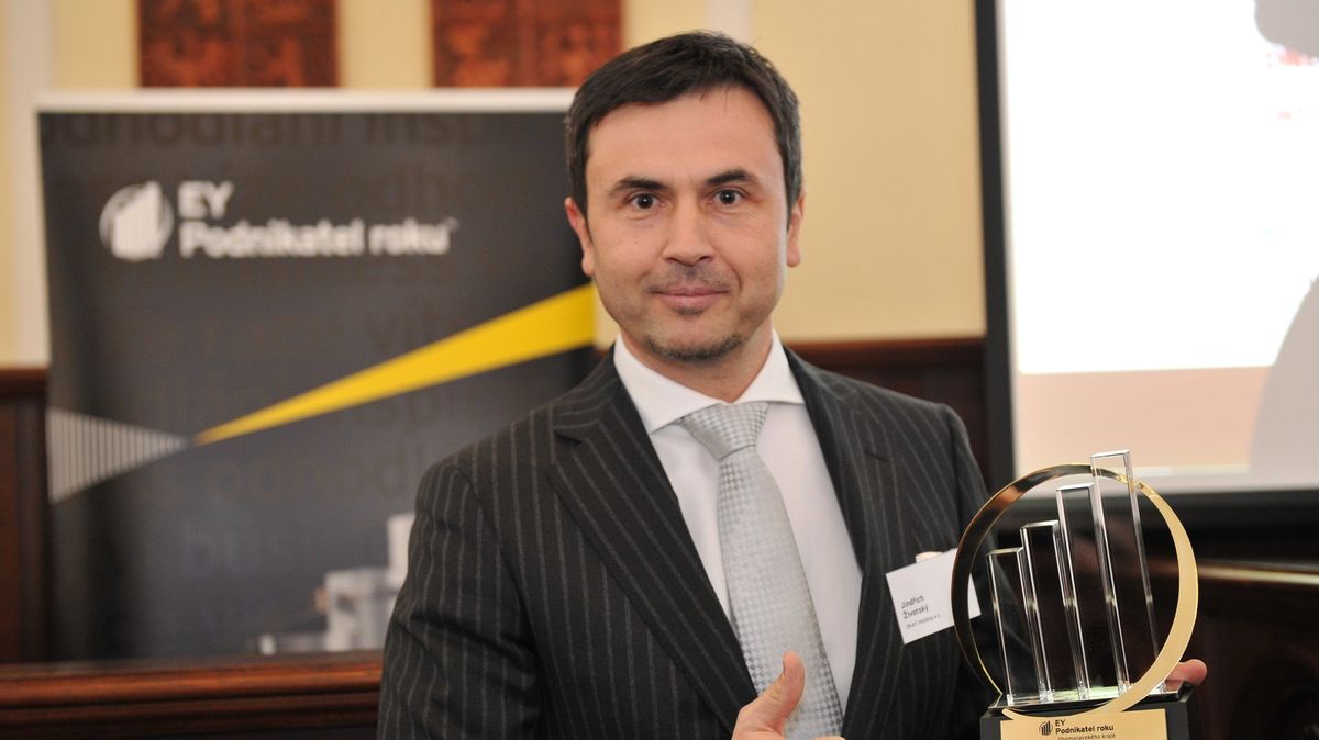 Majitel řetězce Okay převáděl před krachem vilu, drahá auta i tryskáč