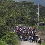 „Vypadněte!“ křičel rozzuřený dav, když zajatci odcházeli se skloněnými hlavami. Za únosem dle dřívějšího vyjádření ministerstva obrany stála skupina Carlose Patina, kterou vytvořili někteří bývalí členové nyní již neexistující organizace Revoluční ozbrojené síly Kolumbie (FARC)

(Příslušníci ozbrojených sil po propuštění, 8. března 2025 v kolumbijském departementu Cauca.)