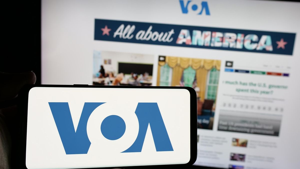 Pravicová stanice One America News poskytne zpravodajský kanál Hlasu Ameriky
