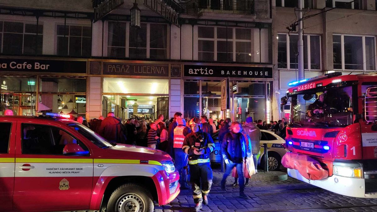 Z Lucerny a Smíchovského nádraží policie kvůli hrozbě evakuovala tisíce lidí