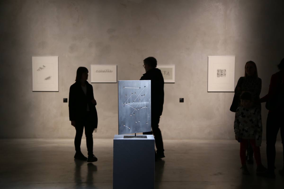 Fotografie z výstavy Stejné a jiné, která v lounské Galerii Benedikta Rejta představuje tvorbu Dalibora a Ivana Chatrného s díly Štěpána Málka.